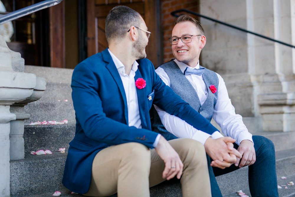 Ehe fuer alle: Mike und Alexandru im Standesamt Harburg